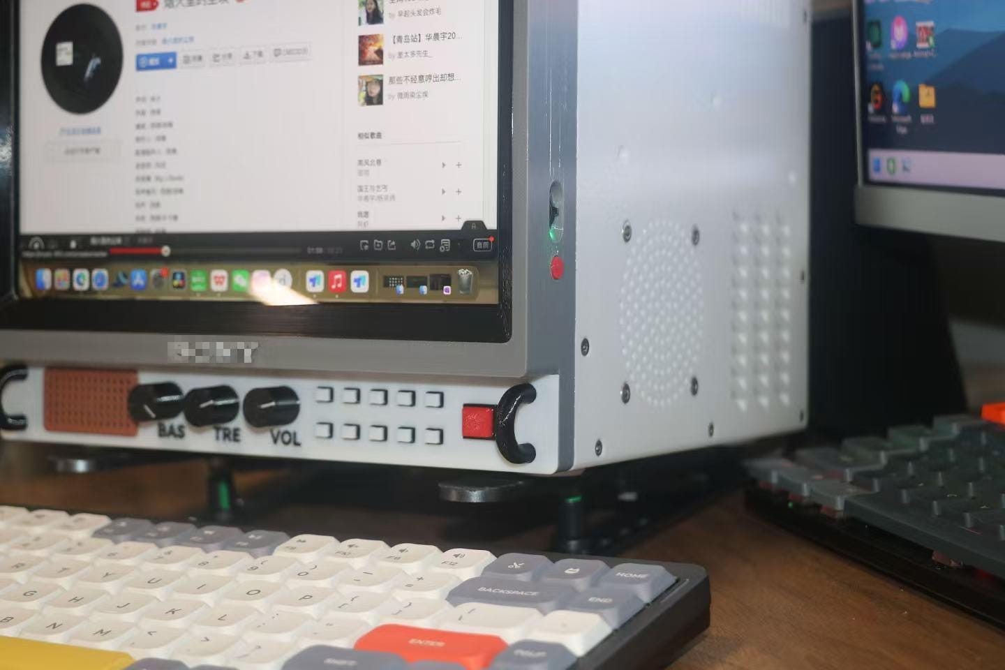 Vintage CRT-Inspired Desktop Monitor | 9.7" 2K Display | Retro Design with Modern Features